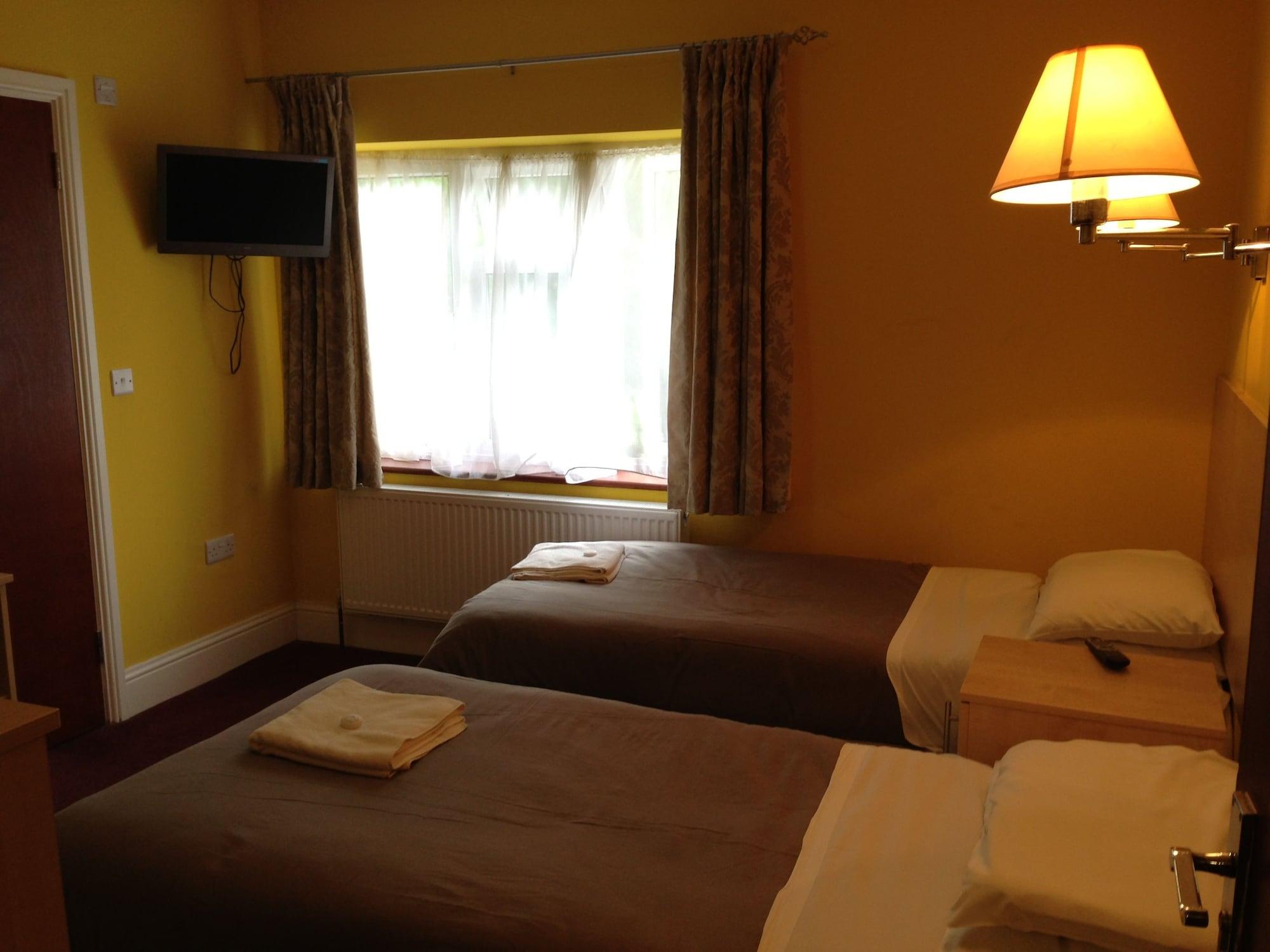 Acton Town Hotel London Exterior photo