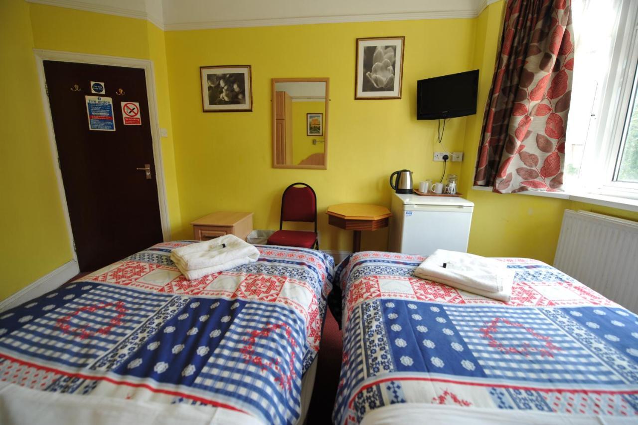Acton Town Hotel London Exterior photo