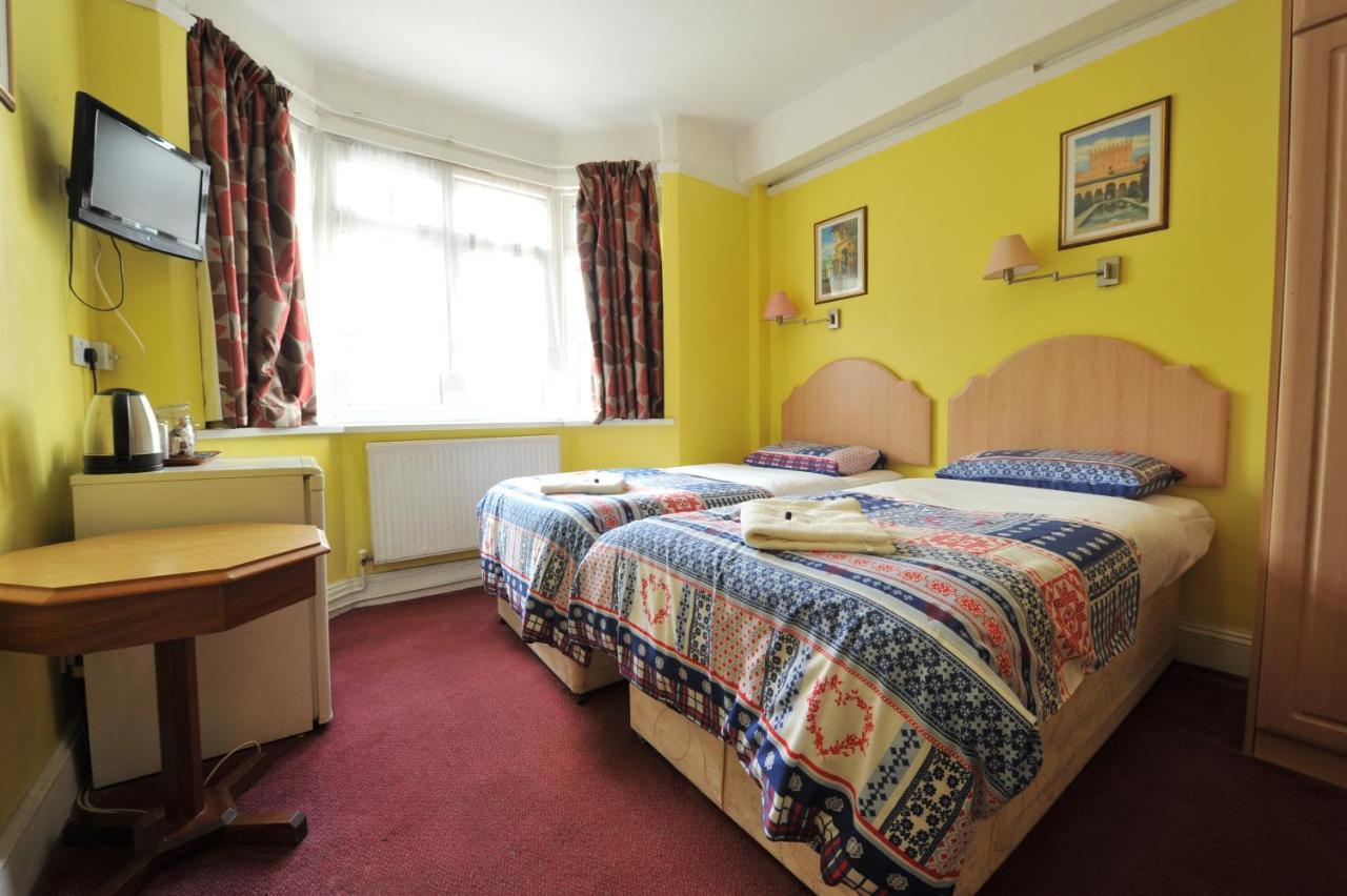 Acton Town Hotel London Exterior photo