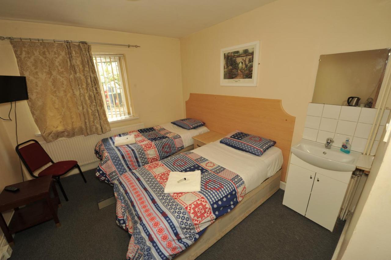 Acton Town Hotel London Exterior photo